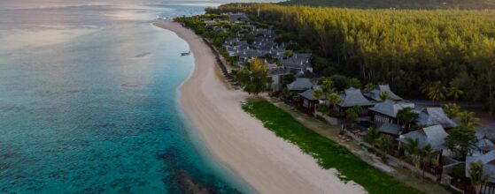 Plage de sable blanc à l’île Maurice, idéale pour un voyage au soleil